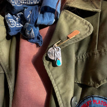Load image into Gallery viewer, Pilot Mountain Turquoise Arrow head Pendant Pin E8