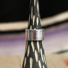 Load image into Gallery viewer, Turquoise Mountain + Sterling Horseshoe Ring - UK R / US 8.5